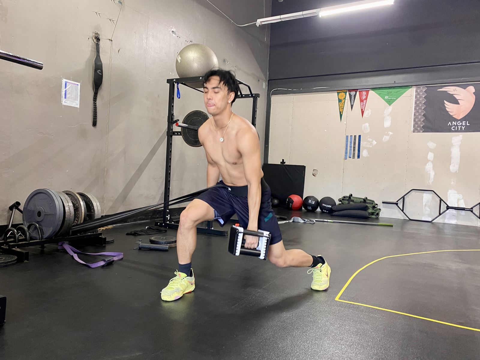Athlete doing a single-arm lunge